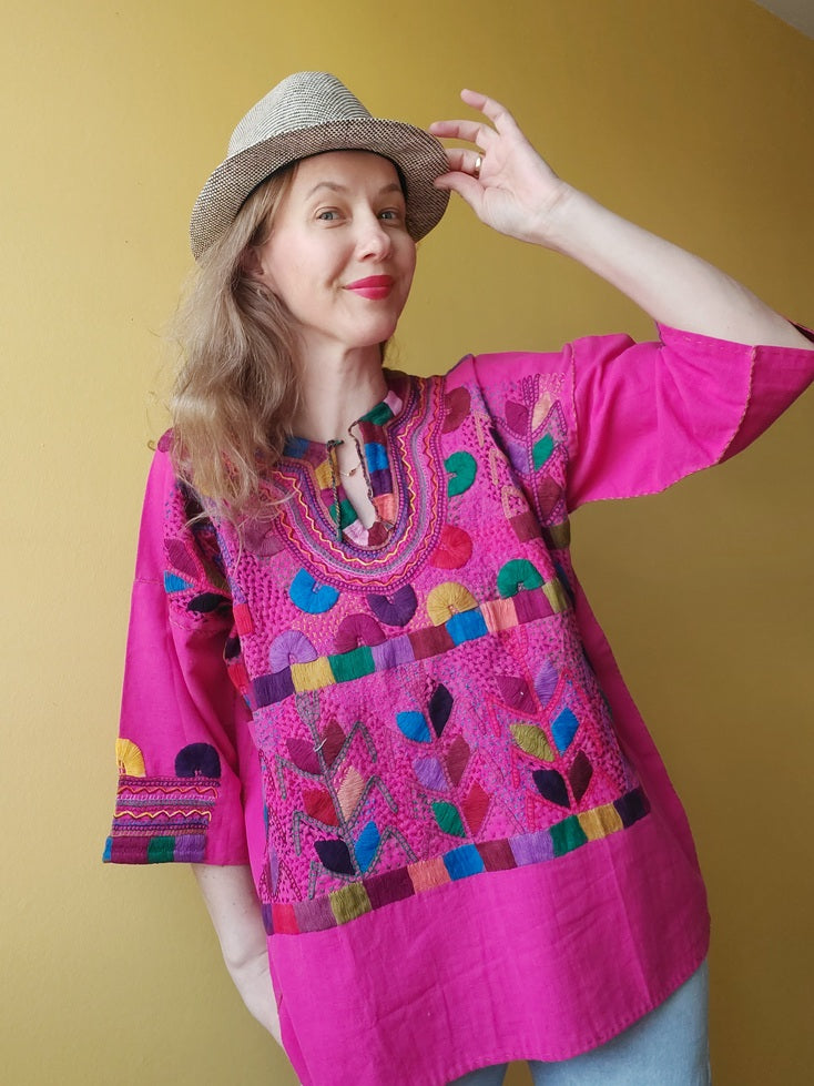 mexikanische Bluse, handbestickte Bluse,
traditionelle mexikanische Bluse,
bestickte Bluse Mexiko, bunte Bluse Mexiko, Boho Bluse, Bluse aus Mexiko handgemacht, Ethno Bluse, Huipil Bluse, Frida Kahlo Bluse, mexikanische Mode Damen, Bluse mit Blumenmuster, Sommerbluse Baumwolle,
Festival Bluse, Bluse mit Stickerei, blouse mexicaine brodée, blouse traditionnelle du Mexique, blouse artisanale mexicaine, blouse bohème mexicaine, pink