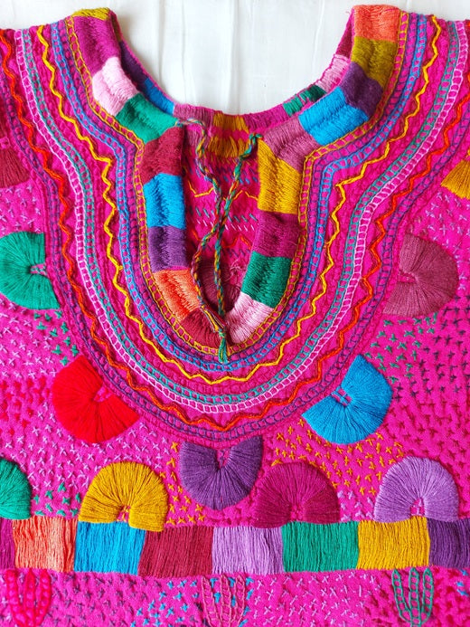 mexikanische Bluse, handbestickte Bluse,
traditionelle mexikanische Bluse,
bestickte Bluse Mexiko, bunte Bluse Mexiko, Boho Bluse, Bluse aus Mexiko handgemacht, Ethno Bluse, Huipil Bluse, Frida Kahlo Bluse, mexikanische Mode Damen, Bluse mit Blumenmuster, Sommerbluse Baumwolle,
Festival Bluse, Bluse mit Stickerei, blouse mexicaine brodée, blouse traditionnelle du Mexique, blouse artisanale mexicaine, blouse bohème mexicaine, pink