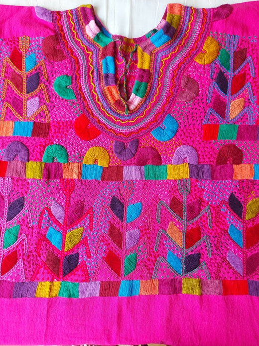 mexikanische Bluse, handbestickte Bluse,
traditionelle mexikanische Bluse,
bestickte Bluse Mexiko, bunte Bluse Mexiko, Boho Bluse, Bluse aus Mexiko handgemacht, Ethno Bluse, Huipil Bluse, Frida Kahlo Bluse, mexikanische Mode Damen, Bluse mit Blumenmuster, Sommerbluse Baumwolle,
Festival Bluse, Bluse mit Stickerei, blouse mexicaine brodée, blouse traditionnelle du Mexique, blouse artisanale mexicaine, blouse bohème mexicaine, pink