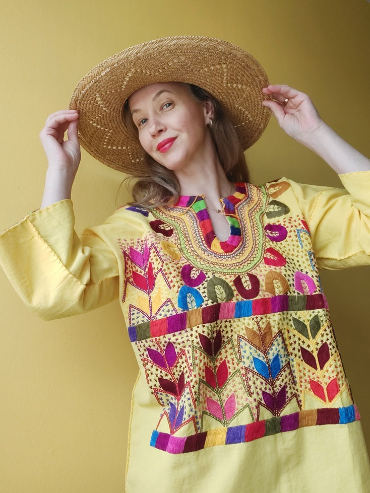 mexikanische Bluse, handbestickte Bluse,
traditionelle mexikanische Bluse,
bestickte Bluse Mexiko, bunte Bluse Mexiko, Boho Bluse, Bluse aus Mexiko handgemacht, Ethno Bluse, Huipil Bluse, Frida Kahlo Bluse, mexikanische Mode Damen, Bluse mit Blumenmuster, Sommerbluse Baumwolle,
Festival Bluse, Bluse mit Stickerei, blouse mexicaine brodée, blouse traditionnelle du Mexique, blouse artisanale mexicaine, blouse bohème mexicaine, gelb, yellow
