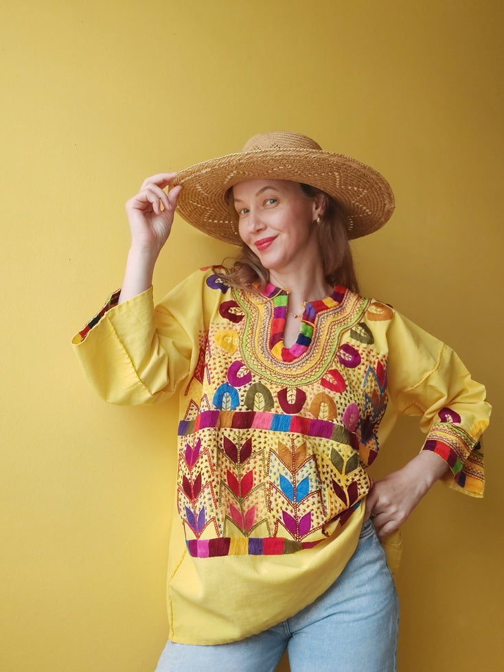 mexikanische Bluse, handbestickte Bluse,
traditionelle mexikanische Bluse,
bestickte Bluse Mexiko, bunte Bluse Mexiko, Boho Bluse, Bluse aus Mexiko handgemacht, Ethno Bluse, Huipil Bluse, Frida Kahlo Bluse, mexikanische Mode Damen, Bluse mit Blumenmuster, Sommerbluse Baumwolle,
Festival Bluse, Bluse mit Stickerei, blouse mexicaine brodée, blouse traditionnelle du Mexique, blouse artisanale mexicaine, blouse bohème mexicaine, gelb, yellow