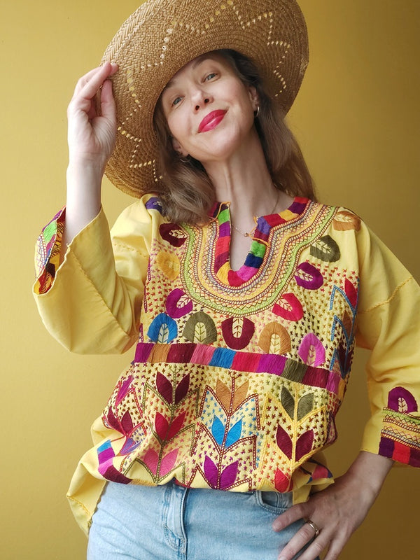 mexikanische Bluse, handbestickte Bluse,
traditionelle mexikanische Bluse,
bestickte Bluse Mexiko, bunte Bluse Mexiko, Boho Bluse, Bluse aus Mexiko handgemacht, Ethno Bluse, Huipil Bluse, Frida Kahlo Bluse, mexikanische Mode Damen, Bluse mit Blumenmuster, Sommerbluse Baumwolle,
Festival Bluse, Bluse mit Stickerei, blouse mexicaine brodée, blouse traditionnelle du Mexique, blouse artisanale mexicaine, blouse bohème mexicaine, gelb, yellow