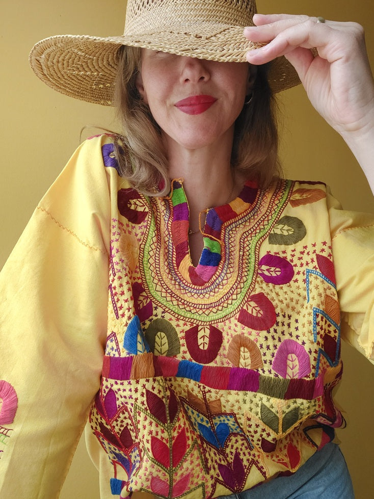 mexikanische Bluse, handbestickte Bluse,
traditionelle mexikanische Bluse,
bestickte Bluse Mexiko, bunte Bluse Mexiko, Boho Bluse, Bluse aus Mexiko handgemacht, Ethno Bluse, Huipil Bluse, Frida Kahlo Bluse, mexikanische Mode Damen, Bluse mit Blumenmuster, Sommerbluse Baumwolle,
Festival Bluse, Bluse mit Stickerei, blouse mexicaine brodée, blouse traditionnelle du Mexique, blouse artisanale mexicaine, blouse bohème mexicaine, gelb, yellow