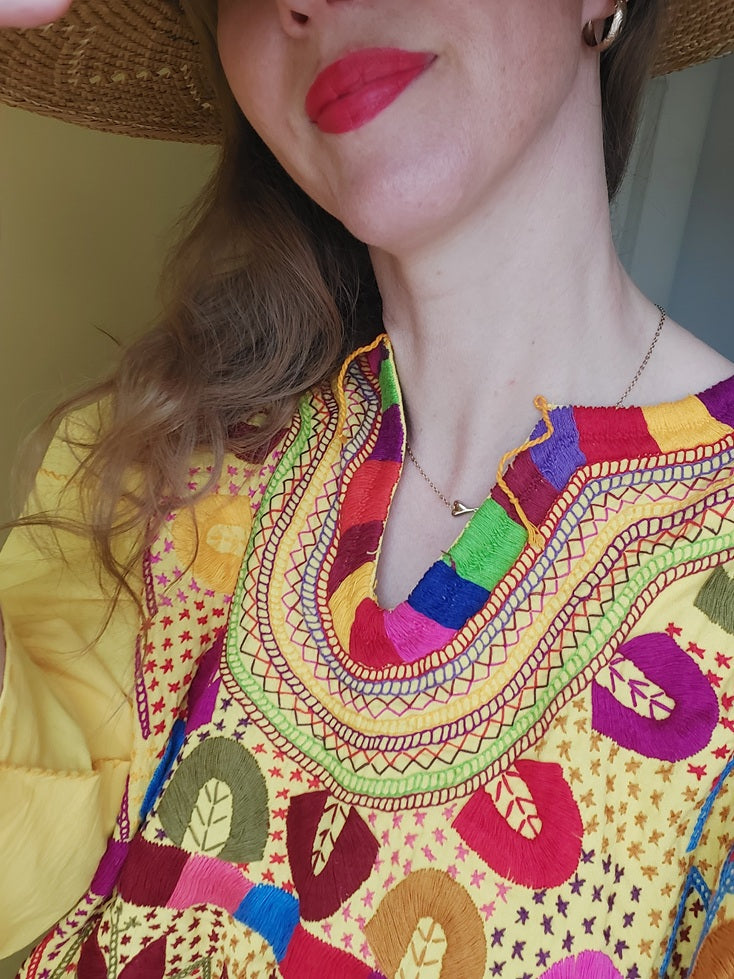 mexikanische Bluse, handbestickte Bluse,
traditionelle mexikanische Bluse,
bestickte Bluse Mexiko, bunte Bluse Mexiko, Boho Bluse, Bluse aus Mexiko handgemacht, Ethno Bluse, Huipil Bluse, Frida Kahlo Bluse, mexikanische Mode Damen, Bluse mit Blumenmuster, Sommerbluse Baumwolle,
Festival Bluse, Bluse mit Stickerei, blouse mexicaine brodée, blouse traditionnelle du Mexique, blouse artisanale mexicaine, blouse bohème mexicaine, gelb, yellow