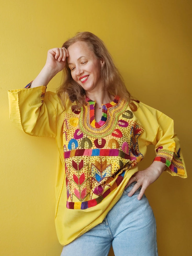 mexikanische Bluse, handbestickte Bluse,
traditionelle mexikanische Bluse,
bestickte Bluse Mexiko, bunte Bluse Mexiko, Boho Bluse, Bluse aus Mexiko handgemacht, Ethno Bluse, Huipil Bluse, Frida Kahlo Bluse, mexikanische Mode Damen, Bluse mit Blumenmuster, Sommerbluse Baumwolle,
Festival Bluse, Bluse mit Stickerei, blouse mexicaine brodée, blouse traditionnelle du Mexique, blouse artisanale mexicaine, blouse bohème mexicaine, gelb, yellow