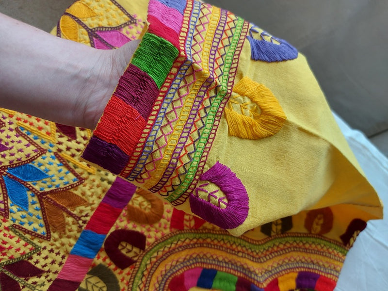 mexikanische Bluse, handbestickte Bluse,
traditionelle mexikanische Bluse,
bestickte Bluse Mexiko, bunte Bluse Mexiko, Boho Bluse, Bluse aus Mexiko handgemacht, Ethno Bluse, Huipil Bluse, Frida Kahlo Bluse, mexikanische Mode Damen, Bluse mit Blumenmuster, Sommerbluse Baumwolle,
Festival Bluse, Bluse mit Stickerei, blouse mexicaine brodée, blouse traditionnelle du Mexique, blouse artisanale mexicaine, blouse bohème mexicaine, gelb, yellow