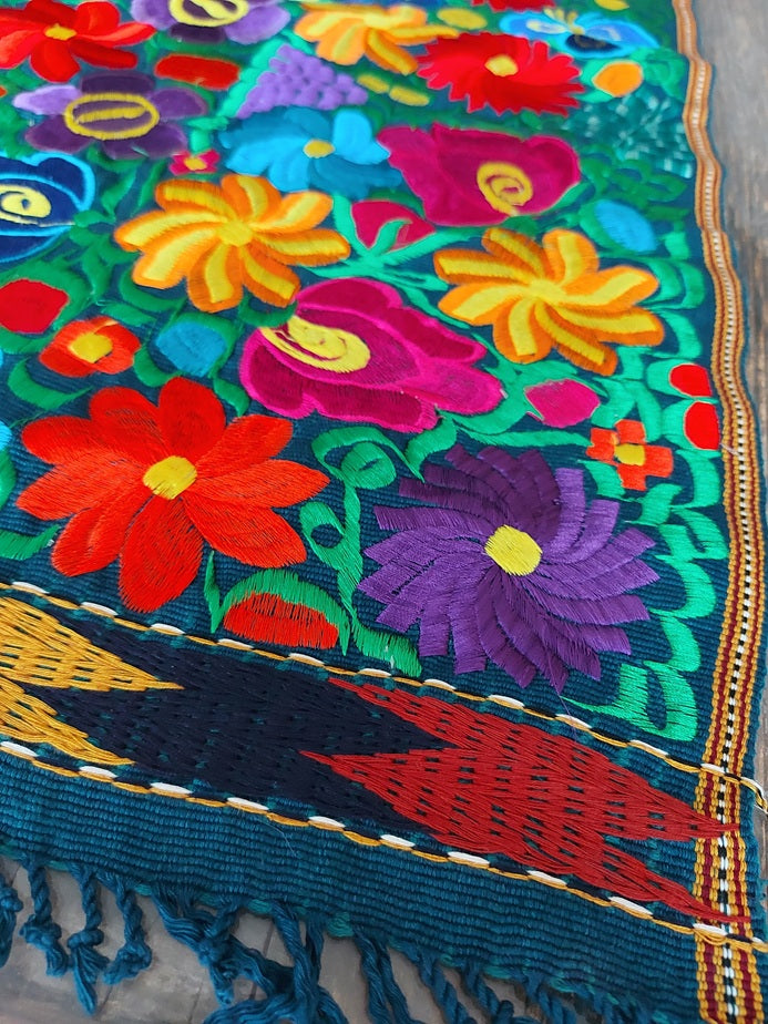 Mexikanische Tischläufer / Tischdecke / Mitteldecke (grün, bunt) mit Blumenstickerei, Kunsthandwerk