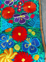 Mexikanische Tischläufer / Tischdecke / Mitteldecke (grün, bunt) mit Blumenstickerei, Kunsthandwerk