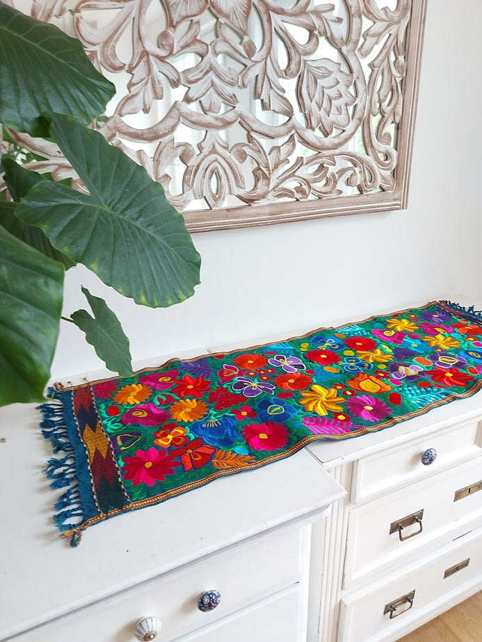 Mexikanische Tischläufer / Tischdecke / Mitteldecke (grün, bunt) mit Blumenstickerei, Kunsthandwerk