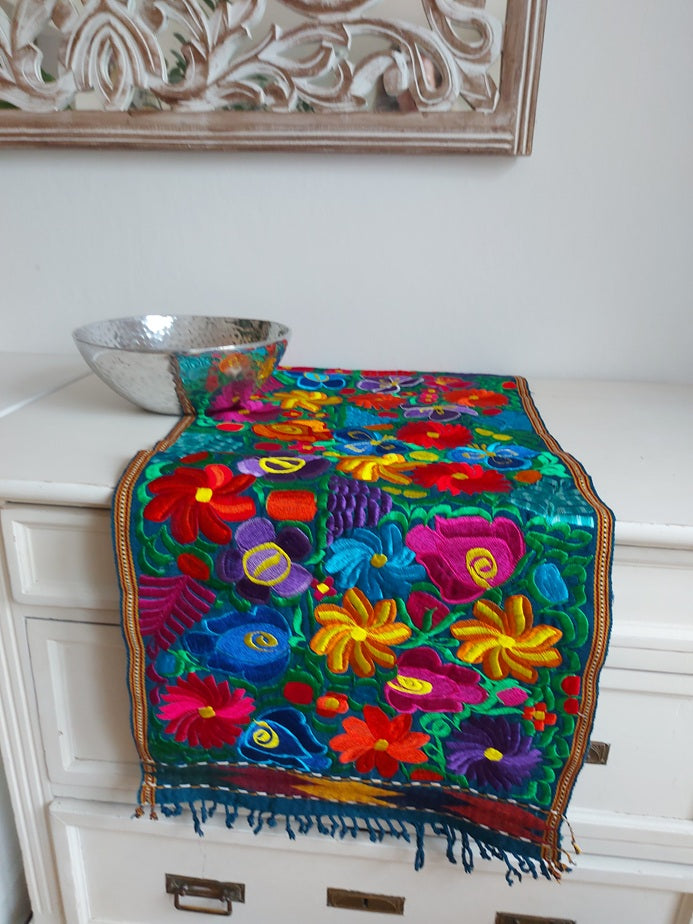 Mexikanische Tischläufer / Tischdecke / Mitteldecke (grün, bunt) mit Blumenstickerei, Kunsthandwerk