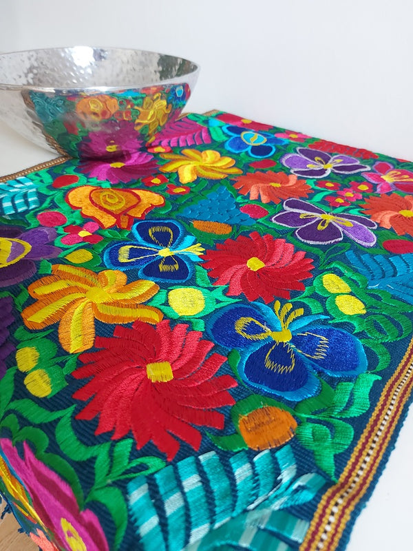 Mexikanische Tischläufer / Tischdecke / Mitteldecke (grün, bunt) mit Blumenstickerei, Kunsthandwerk