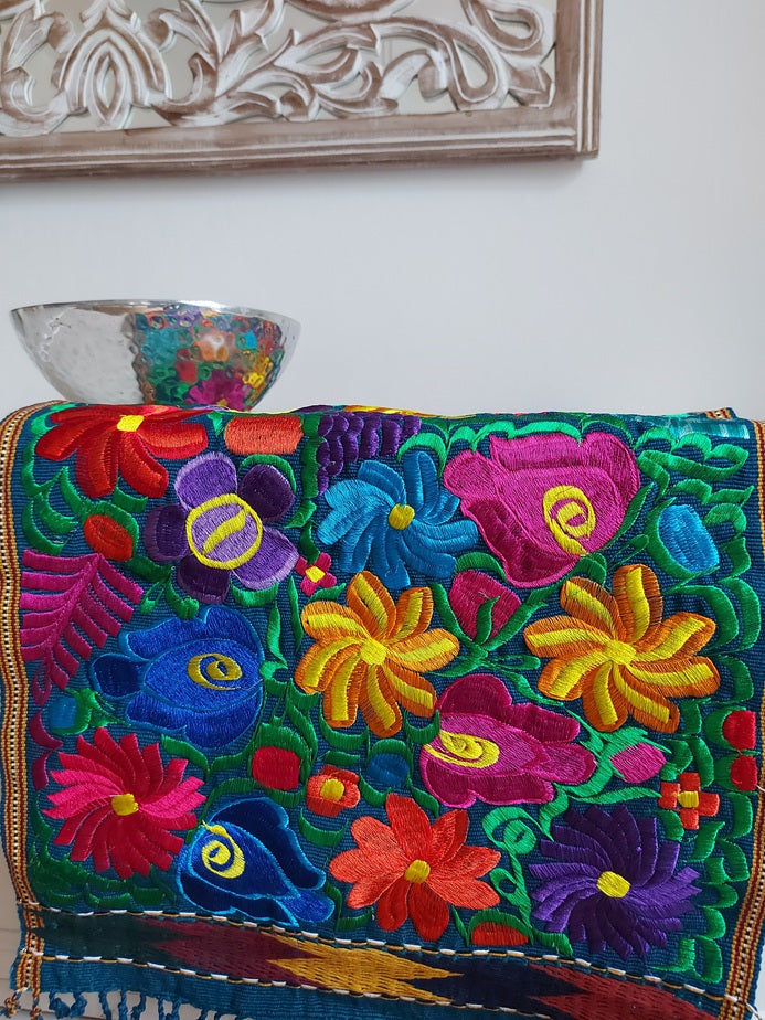 Mexikanische Tischläufer / Tischdecke / Mitteldecke (grün, bunt) mit Blumenstickerei, Kunsthandwerk