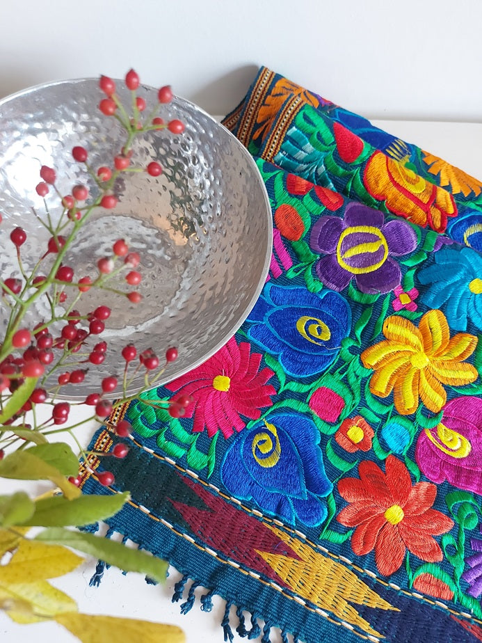 Mexikanische Tischläufer / Tischdecke / Mitteldecke (grün, bunt) mit Blumenstickerei, Kunsthandwerk