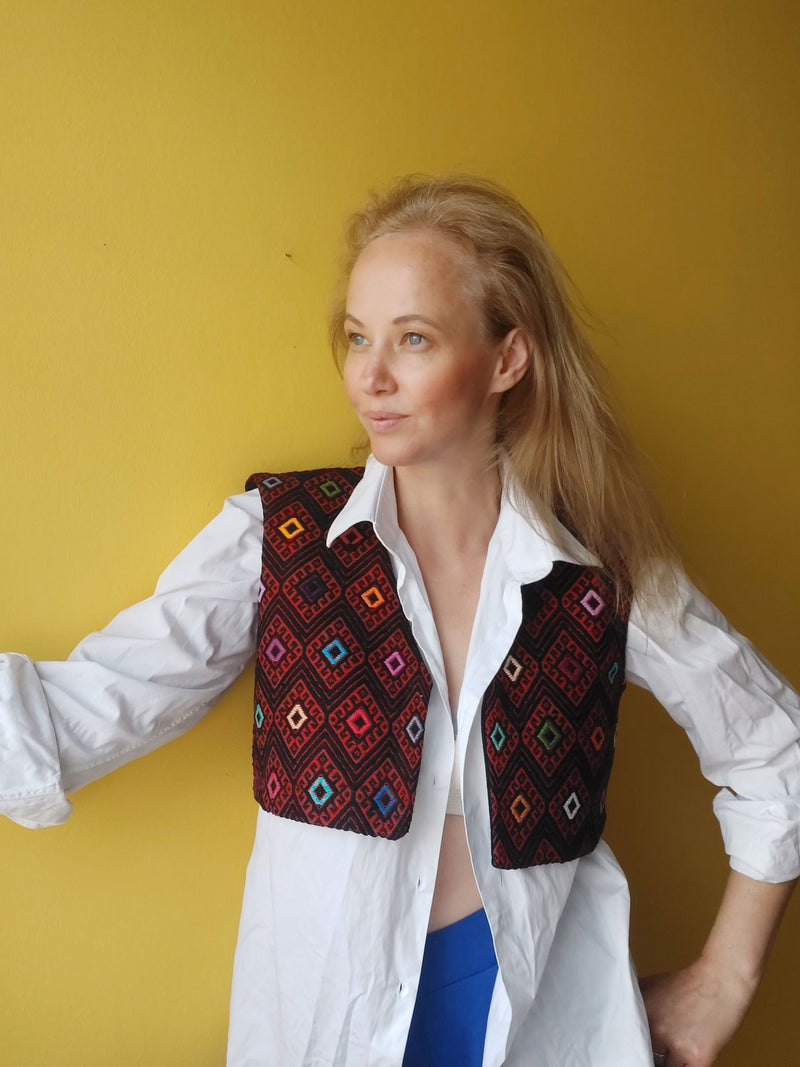 Damen Weste kurz schwarz-rot, Bolero mit geometrischen Mustern, Anzugweste Damen bestickt, vintage, mexikanische Kunsthandwerk