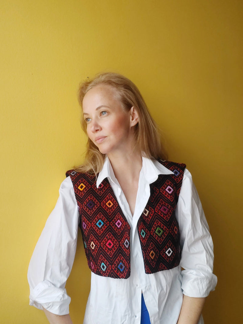 Damen Weste kurz schwarz-rot, Bolero mit geometrischen Mustern, Anzugweste Damen bestickt, vintage, mexikanische Kunsthandwerk