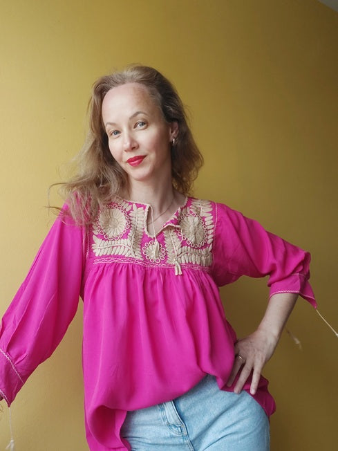 Handarbeit, bestickte mexikanische Bluse, Boho Bluse pink aus Mexiko, Blumenstickerei, Kunsthandwerk, mexikanische Bluse handbestickt
nachhaltige Bluse Damen
Bluse mit Blumenmuster, leichte Sommerbluse
Bluse Margariten Stickerei,
handmade Bluse Mexiko, Bluse mit Blumenmuster, fair fashion Damen,Bluse ethisch produziert, Festival Bluse