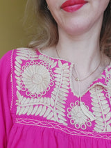 Handarbeit, bestickte mexikanische Bluse, Boho Bluse pink aus Mexiko, Blumenstickerei, Kunsthandwerk, mexikanische Bluse handbestickt
nachhaltige Bluse Damen
Bluse mit Blumenmuster, leichte Sommerbluse
Bluse Margariten Stickerei,
handmade Bluse Mexiko, Bluse mit Blumenmuster, fair fashion Damen,Bluse ethisch produziert, Festival Bluse