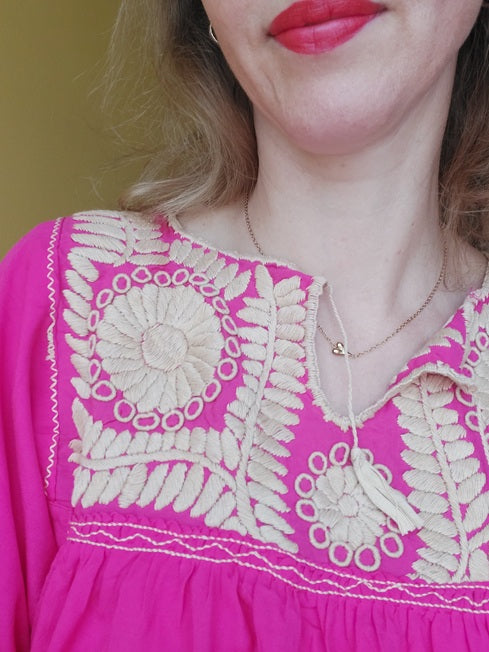 Handarbeit, bestickte mexikanische Bluse, Boho Bluse pink aus Mexiko, Blumenstickerei, Kunsthandwerk, mexikanische Bluse handbestickt
nachhaltige Bluse Damen
Bluse mit Blumenmuster, leichte Sommerbluse
Bluse Margariten Stickerei,
handmade Bluse Mexiko, Bluse mit Blumenmuster, fair fashion Damen,Bluse ethisch produziert, Festival Bluse