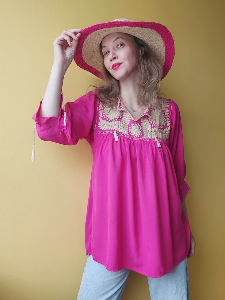 Handarbeit, bestickte mexikanische Bluse, Boho Bluse pink aus Mexiko, Blumenstickerei, Kunsthandwerk, mexikanische Bluse handbestickt
nachhaltige Bluse Damen
Bluse mit Blumenmuster, leichte Sommerbluse
Bluse Margariten Stickerei,
handmade Bluse Mexiko, Bluse mit Blumenmuster, fair fashion Damen,Bluse ethisch produziert, Festival Bluse