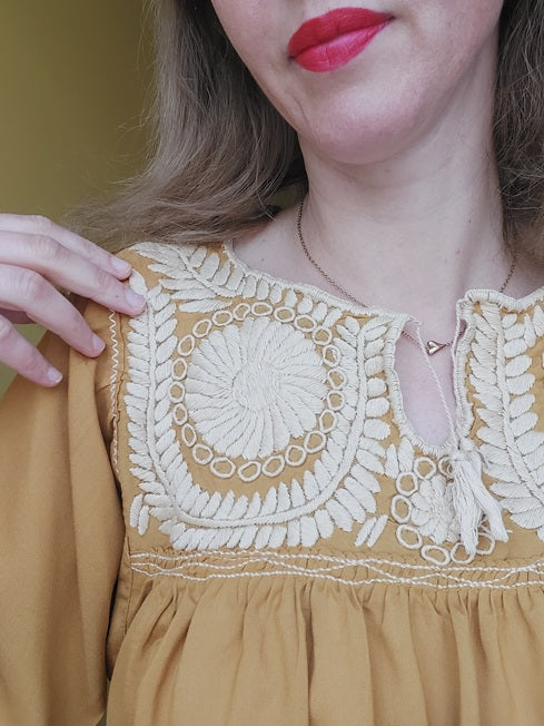 Handarbeit, bestickte mexikanische Bluse, Boho Bluse senfgelb, braun, naturtaus Mexiko, Blumenstickerei, Kunsthandwerk, mexikanische Bluse handbestickt
nachhaltige Bluse Damen
Bluse mit Blumenmuster, leichte Sommerbluse
Bluse Margariten Stickerei,
handmade Bluse Mexiko, Bluse mit Blumenmuster, fair fashion Damen,Bluse ethisch produziert, Festival Bluse, blouse mexicaine, blouse mexicaine brodée, blouse traditionnelle du Mexique,
blouse artisanale mexicaine,
blouse bohème mexicaine,
blouse ethnique femme
