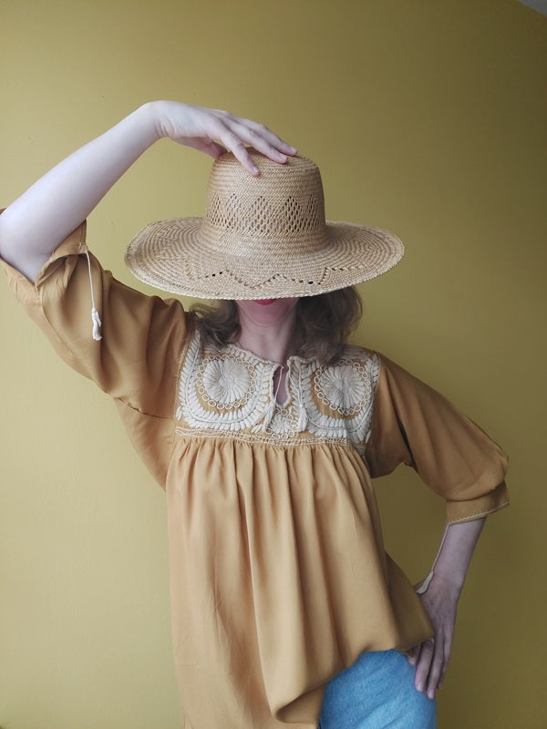 Handarbeit, bestickte mexikanische Bluse, Boho Bluse senfgelb, braun, naturtaus Mexiko, Blumenstickerei, Kunsthandwerk, mexikanische Bluse handbestickt
nachhaltige Bluse Damen
Bluse mit Blumenmuster, leichte Sommerbluse
Bluse Margariten Stickerei,
handmade Bluse Mexiko, Bluse mit Blumenmuster, fair fashion Damen,Bluse ethisch produziert, Festival Bluse 