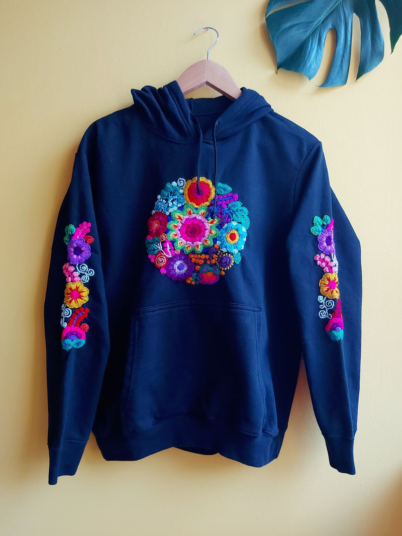 Kaputzenpullover, Hoodie outfit, oversize, floral, Blumen, bestickt, mexiko, mexikanisch, Long sleeve, Sweatshirt, Känguru Taschenfront, grau, Wandern, Segeln, Feierabend, Relax, Yoga, Bergsteigen, Skifahren, Meditation, Mandala, Chill Outfit, Outdoor, vintage, hippie, weich, spirituell, Zen, BLumenmuster, Blumen pullover, übergroßer Hoodie, Ästhetischer, Outfit inspo, Geschenkidee für Mama, Frau, flower power, Frauenpower, feelgood, spezialgefertigt, romantisch, exotisch, Frida Kahlo Stil