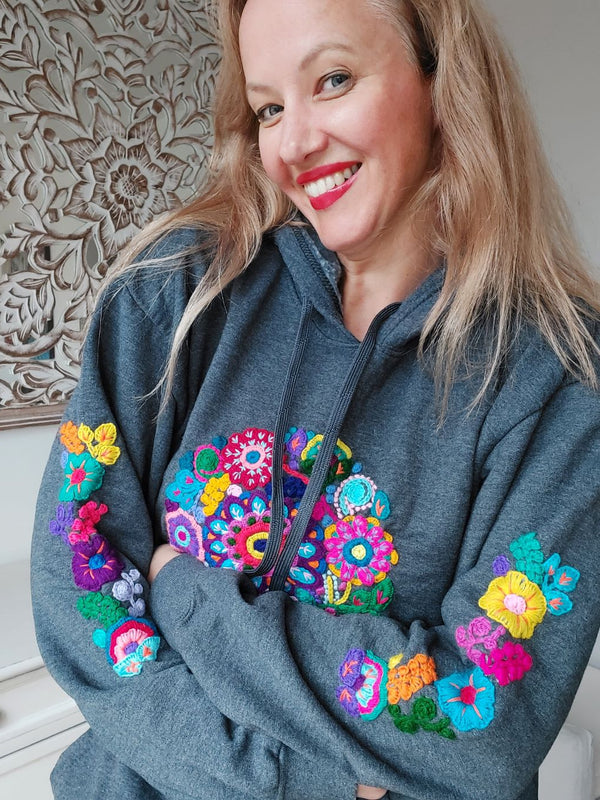 Hoodie Pullover Sweatshirt (grau) mit Blumenstickerei aus Mexiko, Kunsthandwerk