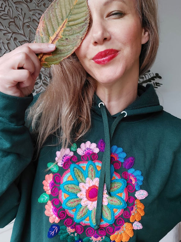 Kaputzenpullover, Hoodie outfit, oversize, floral, Blumen, bestickt, mexiko, mexikanisch, Long sleeve, Sweatshirt, Känguru Taschenfront, grau, Wandern, Segeln, Feierabend, Relax, Yoga, Bergsteigen, Skifahren, Meditation, Mandala, Chill Outfit, Outdoor, vintage, hippie, weich, spirituell, Zen, BLumenmuster, Blumen pullover, übergroßer Hoodie, Ästhetischer, Outfit inspo, Geschenkidee für Mama, Frau, flower power, Vogel, feelgood, Exotisch, Tiere, romantisch, exotisch, Statement, Frida Kahlo Stil, grün