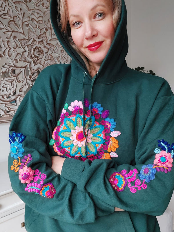 Kaputzenpullover, Hoodie outfit, oversize, floral, Blumen, bestickt, mexiko, mexikanisch, Long sleeve, Sweatshirt, Känguru Taschenfront, grau, Wandern, Segeln, Feierabend, Relax, Yoga, Bergsteigen, Skifahren, Meditation, Mandala, Chill Outfit, Outdoor, vintage, hippie, weich, spirituell, Zen, BLumenmuster, Blumen pullover, übergroßer Hoodie, Ästhetischer, Outfit inspo, Geschenkidee für Mama, Frau, flower power, Vogel, feelgood, Exotisch, Tiere, romantisch, exotisch, Statement, Frida Kahlo Stil, grün