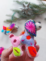 Mexikanische Weihnachtsanhänger Hund, Weihnachtsbaumanhänger Hund Mexiko, bestickte Weihnachtsanhänger Tiermotive, Filz Weihnachtsanhänger Tiere, handgestickter Weihnachtsschmuck, Weihnachtsdeko ausgefallen, bunte Weihnachtsdeko, mexikanische Filzornamente, Bommel Anhänger, Quaste / Tassel Anhänger, Pompon Weihnachtsanhänger Hund Baumschmuck Hund folkloristischer Christbaumschmuck, handgemacht Mexiko, Fair-Trade Weihnachtsdeko, Boho Weihnachtsanhänger, farbenfroher Christbaumschmuck