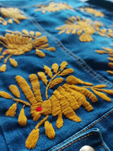 Jeansjacken Damen besonders, Jeansjacke bestickt Blumen, Jeansjacke Stickerei Blumen, Jeansjacke bestickt Boho, Jeansjacke Rücken bestickt, Jeansjacke oversize, bestickte Jeansjacke Damen, ausgefallene Jeansjacke, Blumenstickerei, florale Stickerei, dunkelblaue Denimjacke, handbestickt, Baumwolljacke, mexikanisches Design, Ethno-Mode, Frida Kahlo Stil, Hippie-Look, Boho-Chic, bunte Blumenmuster, strech, dunkelblau, Festival Style, Festival Outfit
