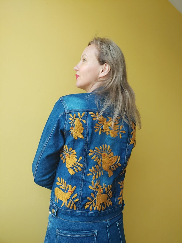 Jeansjacken Damen besonders, Jeansjacke bestickt Blumen, Tiermuster, Senffarbe, Jeansjacke Stickerei Blumen, Jeansjacke bestickt Boho, Jeansjacke Rücken bestickt, Jeansjacke oversize, bestickte Jeansjacke Damen, ausgefallene Jeansjacke, Blumenstickerei, florale Stickerei, dunkelblaue Denimjacke, handbestickt, Baumwolljacke, mexikanisches Design, Ethno-Mode, Frida Kahlo Stil, Hippie-Look, Boho-Chic, bunte Blumenmuster, strech, dunkelblau, Festival Style, Festival Outfit