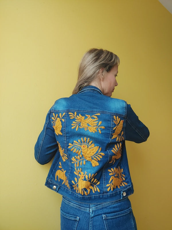 Jeansjacken Damen besonders, Jeansjacke bestickt Blumen, Jeansjacke Stickerei Blumen, Jeansjacke bestickt Boho, Jeansjacke Rücken bestickt, Jeansjacke oversize, bestickte Jeansjacke Damen, ausgefallene Jeansjacke, Blumenstickerei, florale Stickerei, dunkelblaue Denimjacke, handbestickt, Baumwolljacke, mexikanisches Design, Ethno-Mode, Frida Kahlo Stil, Hippie-Look, Boho-Chic, bunte Blumenmuster, strech, dunkelblau, Festival Style, Festival Outfit
