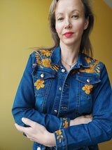 Jeansjacken Damen besonders, Jeansjacke bestickt Blumen, Tiermuster, Senfton, Jeansjacke Stickerei Blumen, Jeansjacke bestickt Boho, Jeansjacke Rücken bestickt, Jeansjacke oversize, bestickte Jeansjacke Damen, ausgefallene Jeansjacke, Blumenstickerei, florale Stickerei, dunkelblaue Denimjacke, handbestickt, Baumwolljacke, mexikanisches Design, Ethno-Mode, Frida Kahlo Stil, Hippie-Look, Boho-Chic, bunte Blumenmuster, strech, dunkelblau, Festival Style, Festival Outfit