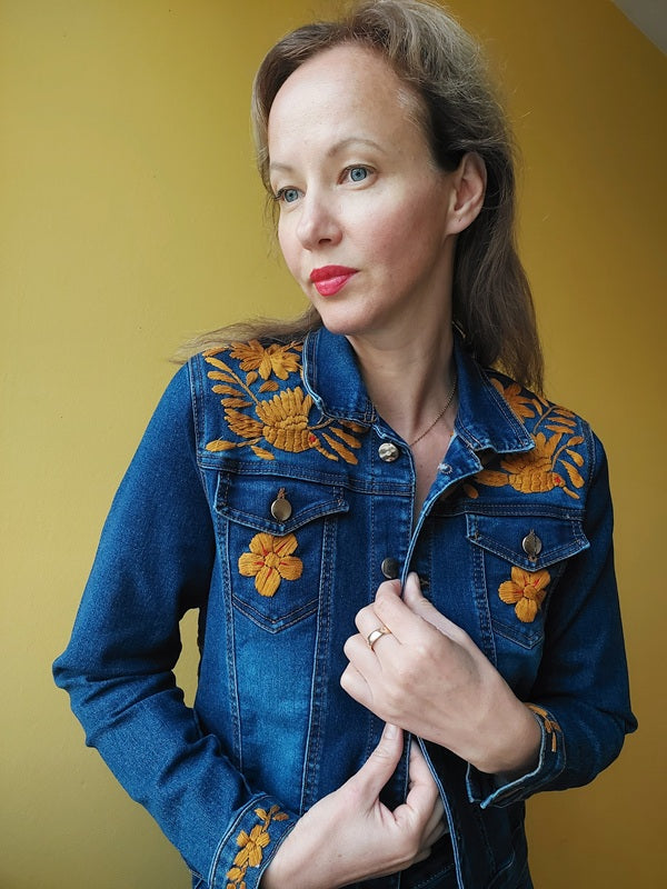 Jeansjacken Damen besonders, Jeansjacke bestickt Blumen, Tiermuster Senffarbe, Jeansjacke Stickerei Blumen, Jeansjacke bestickt Boho, Jeansjacke Rücken bestickt, Jeansjacke oversize, bestickte Jeansjacke Damen, ausgefallene Jeansjacke, Blumenstickerei, florale Stickerei, dunkelblaue Denimjacke, handbestickt, Baumwolljacke, mexikanisches Design, Ethno-Mode, Frida Kahlo Stil, Hippie-Look, Boho-Chic, bunte Blumenmuster, strech, dunkelblau, Festival Style, Festival Outfit 