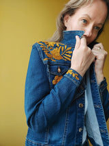 Jeansjacken Damen besonders, Jeansjacke bestickt Blumen, Tiermuster Senffarbe, Jeansjacke Stickerei Blumen, Jeansjacke bestickt Boho, Jeansjacke Rücken bestickt, Jeansjacke oversize, bestickte Jeansjacke Damen, ausgefallene Jeansjacke, Blumenstickerei, florale Stickerei, dunkelblaue Denimjacke, handbestickt, Baumwolljacke, mexikanisches Design, Ethno-Mode, Frida Kahlo Stil, Hippie-Look, Boho-Chic, bunte Blumenmuster, strech, dunkelblau, Festival Style, Festival Outfit 