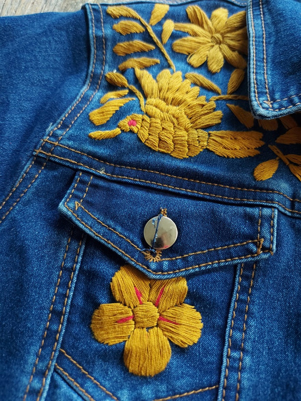 Jeansjacken Damen besonders, Jeansjacke bestickt Blumen, Jeansjacke Stickerei Blumen, Jeansjacke bestickt Boho, Jeansjacke Rücken bestickt, Jeansjacke oversize, bestickte Jeansjacke Damen, ausgefallene Jeansjacke, Blumenstickerei, florale Stickerei, dunkelblaue Denimjacke, handbestickt, Baumwolljacke, mexikanisches Design, Ethno-Mode, Frida Kahlo Stil, Hippie-Look, Boho-Chic, bunte Blumenmuster, strech, dunkelblau, Festival Style, Festival Outfit