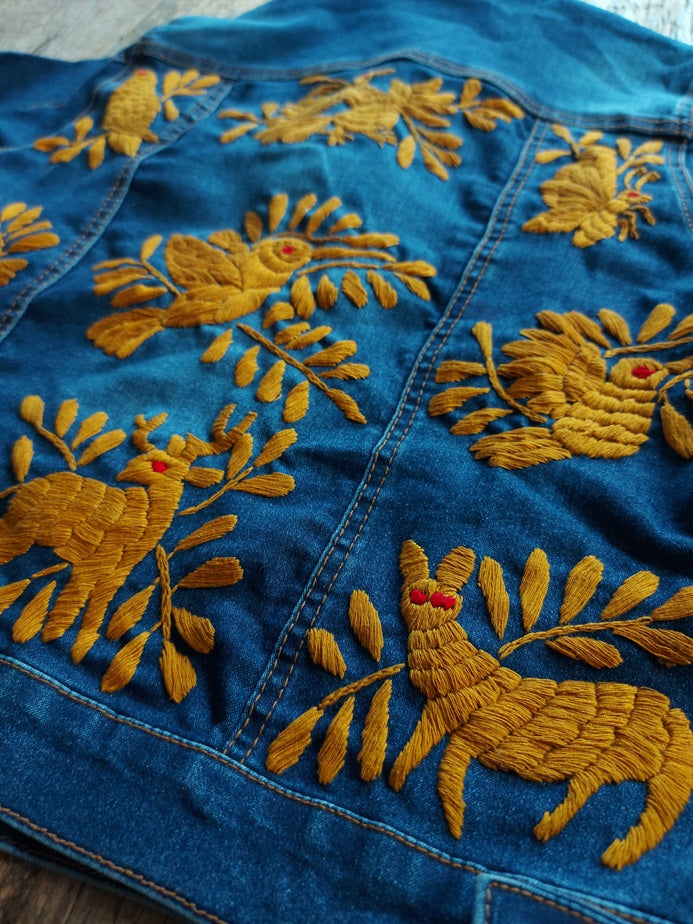 Jeansjacken Damen besonders, Jeansjacke bestickt Blumen, Tiermuster Senffarbe, Jeansjacke Stickerei Blumen, Jeansjacke bestickt Boho, Jeansjacke Rücken bestickt, Jeansjacke oversize, bestickte Jeansjacke Damen, ausgefallene Jeansjacke, Blumenstickerei, florale Stickerei, dunkelblaue Denimjacke, handbestickt, Baumwolljacke, mexikanisches Design, Ethno-Mode, Frida Kahlo Stil, Hippie-Look, Boho-Chic, bunte Blumenmuster, strech, dunkelblau, Festival Style, Festival Outfit 