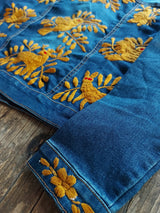 Jeansjacken Damen besonders, Jeansjacke bestickt Blumen, Tiermuster Senffarbe, Jeansjacke Stickerei Blumen, Jeansjacke bestickt Boho, Jeansjacke Rücken bestickt, Jeansjacke oversize, bestickte Jeansjacke Damen, ausgefallene Jeansjacke, Blumenstickerei, florale Stickerei, dunkelblaue Denimjacke, handbestickt, Baumwolljacke, mexikanisches Design, Ethno-Mode, Frida Kahlo Stil, Hippie-Look, Boho-Chic, bunte Blumenmuster, strech, dunkelblau, Festival Style, Festival Outfit 