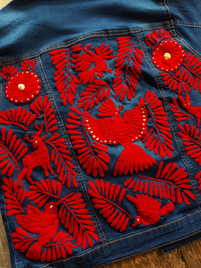 Jeansjacke bestickt Blumen, Tiermuster, blau rot, Jeansjacken Damen besonders,  Jeansjacke Stickerei Blumen, Jeansjacke bestickt Boho, Jeansjacke Rücken bestickt, Jeansjacke oversize, bestickte Jeansjacke Damen, ausgefallene Jeansjacke, Blumenstickerei, florale Stickerei, dunkelblaue Denimjacke, handbestickt, Baumwolljacke, mexikanisches Design, Ethno-Mode, Frida Kahlo Stil, Hippie-Look, Boho-Chic, bunte Blumenmuster, strech, dunkelblau, Festival Style, Festival Outfit