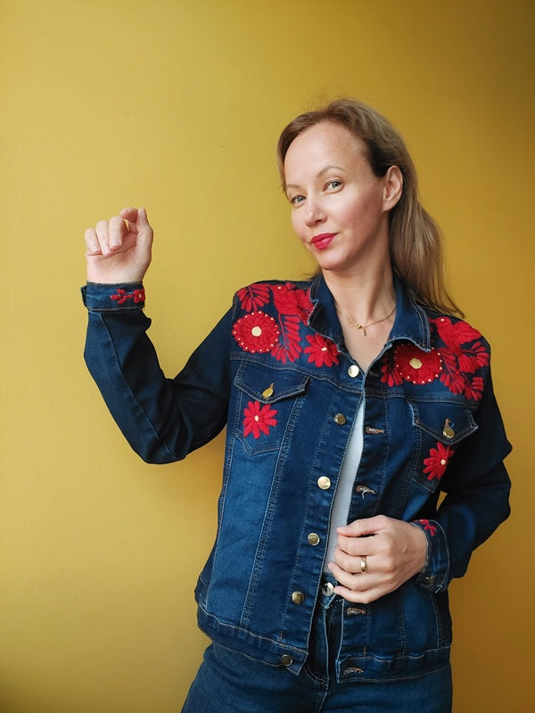 Jeansjacke bestickt Blumen, Tiermuster, blau rot, Jeansjacken Damen besonders,  Jeansjacke Stickerei Blumen, Jeansjacke bestickt Boho, Jeansjacke Rücken bestickt, Jeansjacke oversize, bestickte Jeansjacke Damen, ausgefallene Jeansjacke, Blumenstickerei, florale Stickerei, dunkelblaue Denimjacke, handbestickt, Baumwolljacke, mexikanisches Design, Ethno-Mode, Frida Kahlo Stil, Hippie-Look, Boho-Chic, bunte Blumenmuster, strech, dunkelblau, Festival Style, Festival Outfit