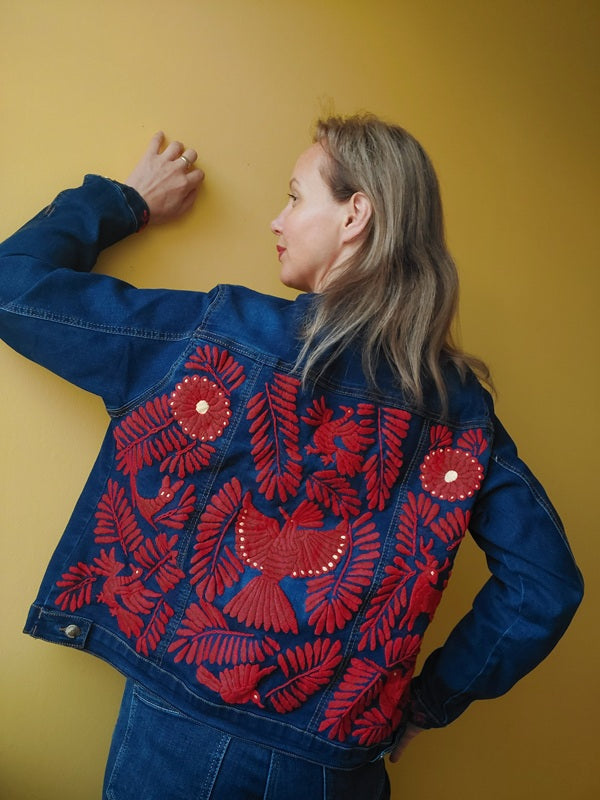 Jeansjacke bestickt Blumen, Tiermuster, blau rot, Jeansjacken Damen besonders,  Jeansjacke Stickerei Blumen, Jeansjacke bestickt Boho, Jeansjacke Rücken bestickt, Jeansjacke oversize, bestickte Jeansjacke Damen, ausgefallene Jeansjacke, Blumenstickerei, florale Stickerei, dunkelblaue Denimjacke, handbestickt, Baumwolljacke, mexikanisches Design, Ethno-Mode, Frida Kahlo Stil, Hippie-Look, Boho-Chic, bunte Blumenmuster, strech, dunkelblau, Festival Style, Festival Outfit