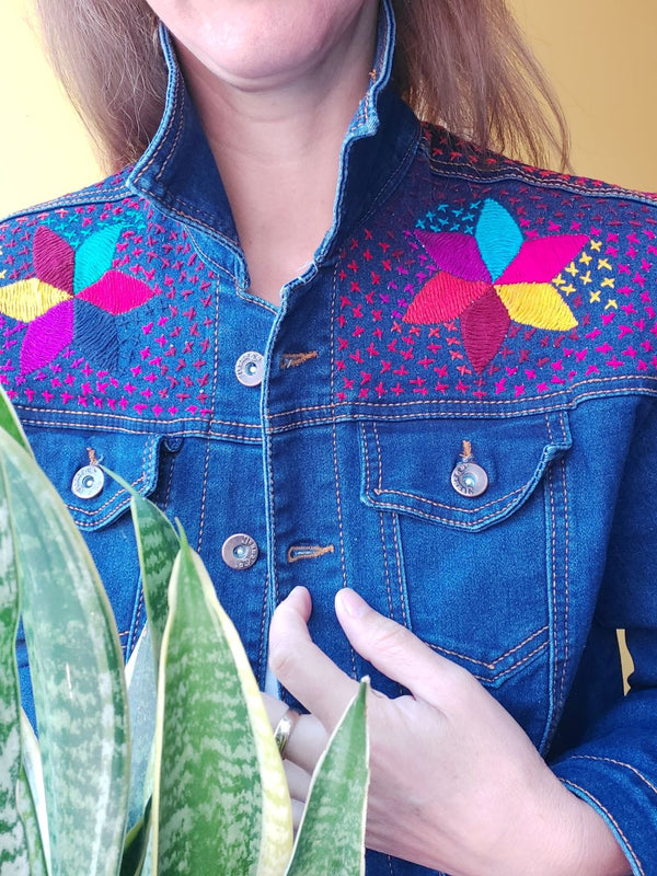 Jeansjacke mit Stickerei Kunsthandwerk mexiko mexikanisch, Blumen, Mais, Chiapas, Oaxaca, Mode, Bekleidung, Jacke, Handbestickt, Handarbeit, mexican fashion, handmade, embroidery