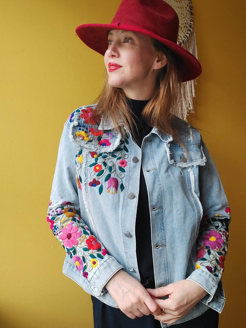 bestickte Jeansjacke, Blumenstickerei, florale Stickerei, hellblaue Denimjacke, ausgewaschener Look, handbestickt, Baumwolljacke, mexikanisches Design, Ethno-Mode, Frida Kahlo Stil, Hippie-Look, Boho-Chic, bunte Blumenmuster
