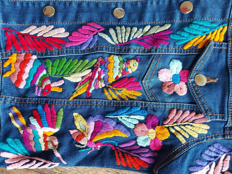 eansjacke bestickt Blumen, Tiermuster, Kolibri, Otomi Stickerei, bunt, Jeansjacken Damen besonders, Jeansjacke Stickerei Blumen, Jeansjacke bestickt hippie Boho, Jeansjacke Rücken bestickt, Jeansjacke oversize, bestickte Jeansjacke Damen, ausgefallene Jeansjacke, Blumenstickerei, florale Stickerei, dunkelblaue Denimjacke, handbestickt, Baumwolljacke, mexikanisches Design, Ethno-Mode, Frida Kahlo Stil, Hippie-Look, Boho-Chic, bunte Blumenmuster, strech, dunkelblau, Festival Style, Festival Outfit