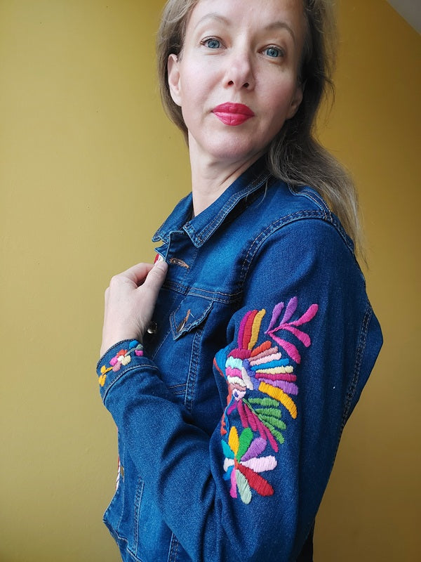 eansjacke bestickt Blumen, Tiermuster, Kolibri, Otomi Stickerei, bunt, Jeansjacken Damen besonders, Jeansjacke Stickerei Blumen, Jeansjacke bestickt hippie Boho, Jeansjacke Rücken bestickt, Jeansjacke oversize, bestickte Jeansjacke Damen, ausgefallene Jeansjacke, Blumenstickerei, florale Stickerei, dunkelblaue Denimjacke, handbestickt, Baumwolljacke, mexikanisches Design, Ethno-Mode, Frida Kahlo Stil, Hippie-Look, Boho-Chic, bunte Blumenmuster, strech, dunkelblau, Festival Style, Festival Outfit