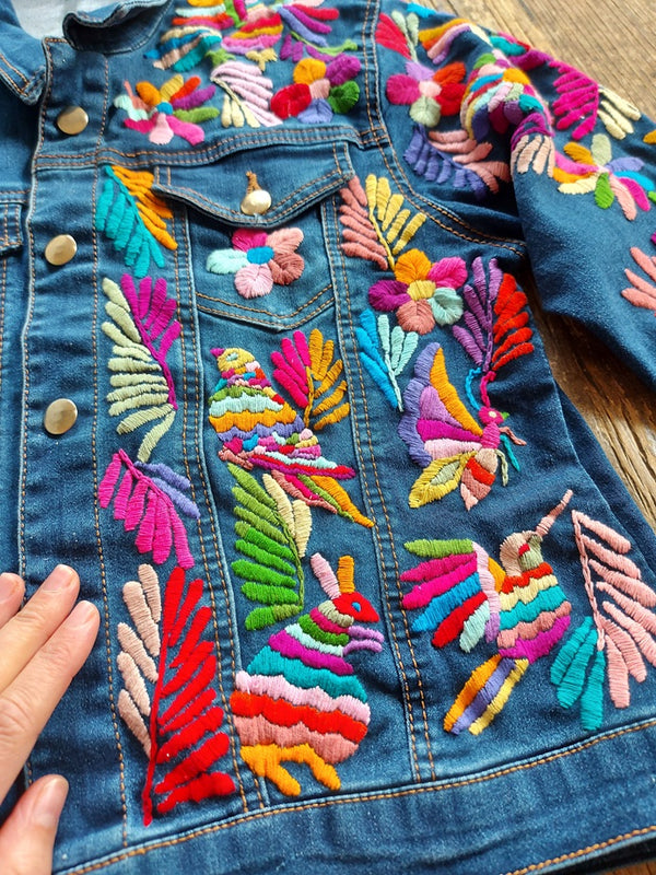 eansjacke bestickt Blumen, Tiermuster, Kolibri, Otomi Stickerei, bunt, Jeansjacken Damen besonders, Jeansjacke Stickerei Blumen, Jeansjacke bestickt hippie Boho, Jeansjacke Rücken bestickt, Jeansjacke oversize, bestickte Jeansjacke Damen, ausgefallene Jeansjacke, Blumenstickerei, florale Stickerei, dunkelblaue Denimjacke, handbestickt, Baumwolljacke, mexikanisches Design, Ethno-Mode, Frida Kahlo Stil, Hippie-Look, Boho-Chic, bunte Blumenmuster, strech, dunkelblau, Festival Style, Festival Outfit