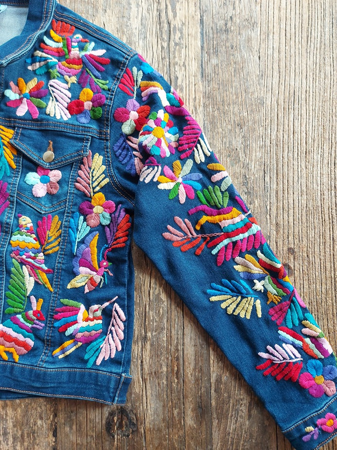 eansjacke bestickt Blumen, Tiermuster, Kolibri, Otomi Stickerei, bunt, Jeansjacken Damen besonders, Jeansjacke Stickerei Blumen, Jeansjacke bestickt hippie Boho, Jeansjacke Rücken bestickt, Jeansjacke oversize, bestickte Jeansjacke Damen, ausgefallene Jeansjacke, Blumenstickerei, florale Stickerei, dunkelblaue Denimjacke, handbestickt, Baumwolljacke, mexikanisches Design, Ethno-Mode, Frida Kahlo Stil, Hippie-Look, Boho-Chic, bunte Blumenmuster, strech, dunkelblau, Festival Style, Festival Outfit