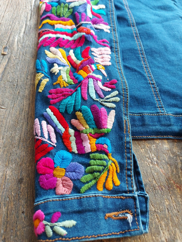 eansjacke bestickt Blumen, Tiermuster, Kolibri, Otomi Stickerei, bunt, Jeansjacken Damen besonders, Jeansjacke Stickerei Blumen, Jeansjacke bestickt hippie Boho, Jeansjacke Rücken bestickt, Jeansjacke oversize, bestickte Jeansjacke Damen, ausgefallene Jeansjacke, Blumenstickerei, florale Stickerei, dunkelblaue Denimjacke, handbestickt, Baumwolljacke, mexikanisches Design, Ethno-Mode, Frida Kahlo Stil, Hippie-Look, Boho-Chic, bunte Blumenmuster, strech, dunkelblau, Festival Style, Festival Outfit