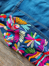 eansjacke bestickt Blumen, Tiermuster, Kolibri, Otomi Stickerei, bunt, Jeansjacken Damen besonders, Jeansjacke Stickerei Blumen, Jeansjacke bestickt hippie Boho, Jeansjacke Rücken bestickt, Jeansjacke oversize, bestickte Jeansjacke Damen, ausgefallene Jeansjacke, Blumenstickerei, florale Stickerei, dunkelblaue Denimjacke, handbestickt, Baumwolljacke, mexikanisches Design, Ethno-Mode, Frida Kahlo Stil, Hippie-Look, Boho-Chic, bunte Blumenmuster, strech, dunkelblau, Festival Style, Festival Outfit